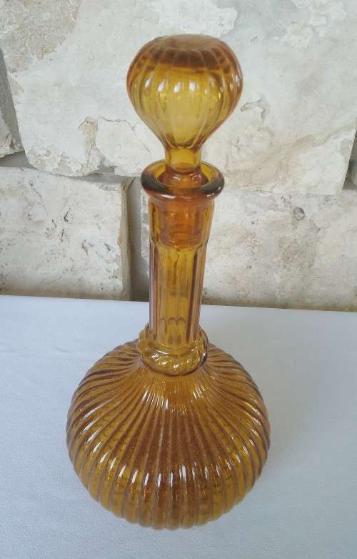 GLASS DECANTER WITH STOPPER