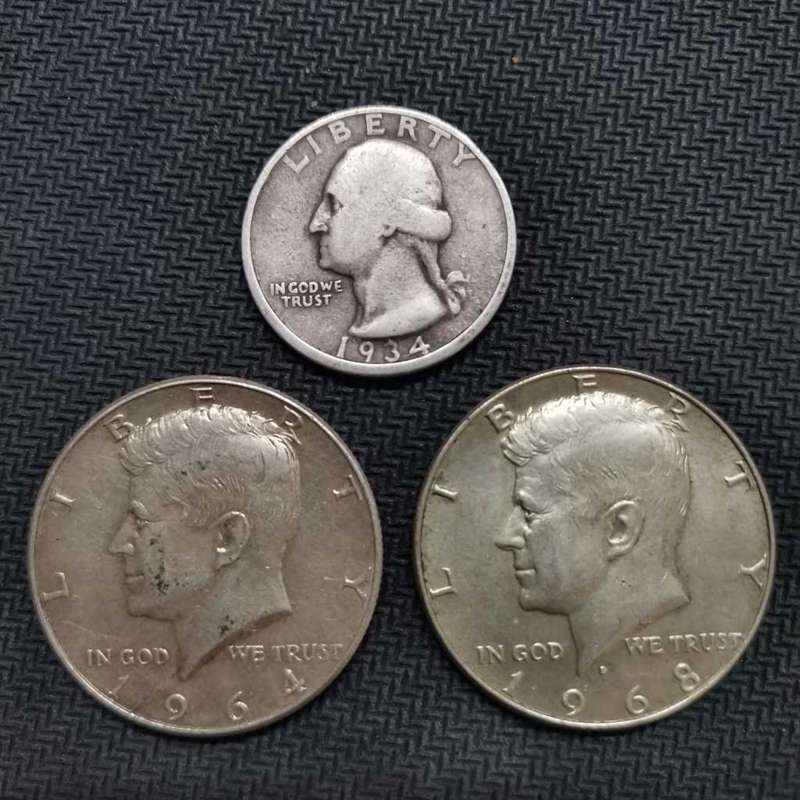 SILVER COINS- Grouping of 3 USA coins - 2 Half dollars and a Quarter