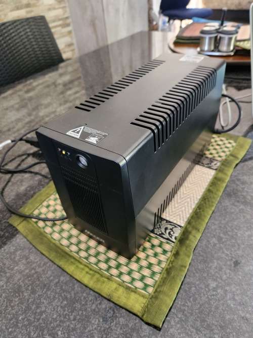 Mecer 2000VA (2000VA/1200W) Line Interactive/Off-Line UPS - Black