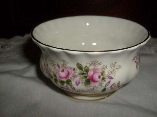 ROYAL ALBERT 'LAVENDER ROSE' SUGAR BOWL