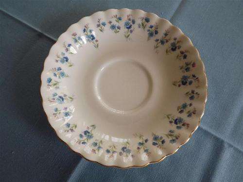 ROYAL ALBERT 'MEMORY LANE'  BONE CHINA ENGLAND PRETTY SAUCER  14CM