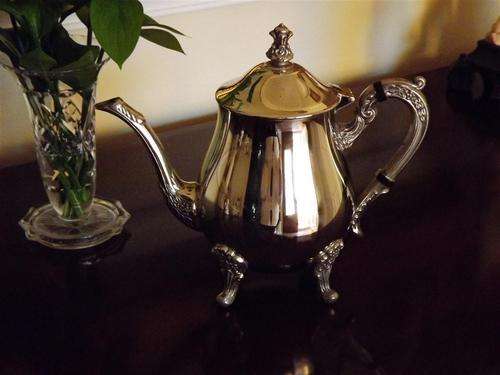 BEAUTIFUL SILVER PLATED TEA POT WITH ORNATE HANDLE & FEET