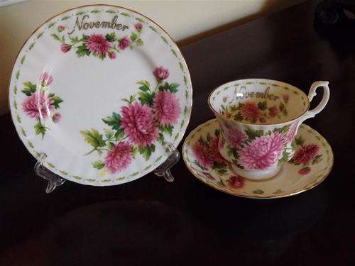 ROYAL ALBERT - NOVEMBER - TEA TRIO - FLOWER OF THE MONTH SERIES - CHRYSANTHEMUMS- BEAUTIFUL!