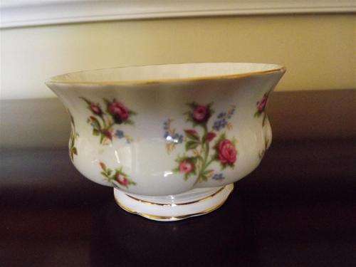 PRETTY ROYAL ALBERT BONE CHINA 'WINSOME' SUGAR BOWL