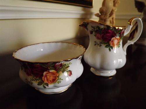 ROYAL ALBERT 'OLD COUNTRY ROSES' TEA SET SIZE SUGAR BOWL & MILK JUG SET -JUST  LOVELY !