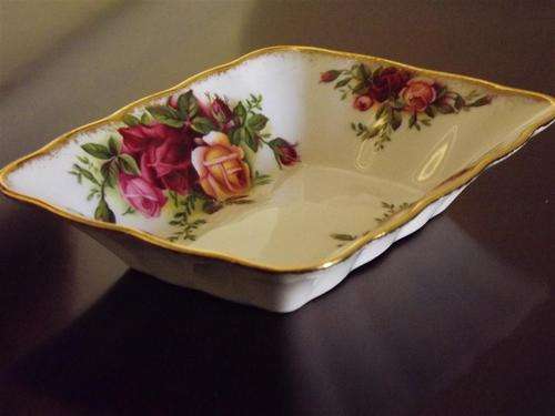 ROYAL ALBERT "OLD COUNTRY ROSES" RECTANGULAR DISH - BEAUTIFUL ! PERFECT FOR DINNER MINTS