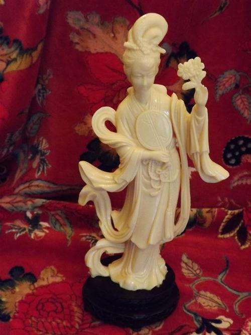CRAZY R1.00 START! ANTIQUE ORIENTAL CREAM RESIN/HARD PLASTIC GEISHA GIRL ON ORNATE FOOTED BASE STAND