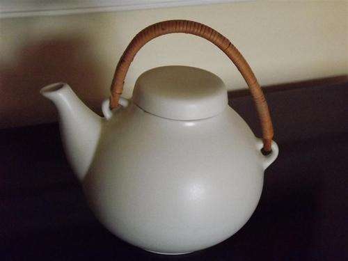 BEAUTIFUL ANTIQUE RETRO 1960's ARABIA  CREAM/WHITE TEAPOT WITH BAMBOO HANDLE- MADE IN FINLAND