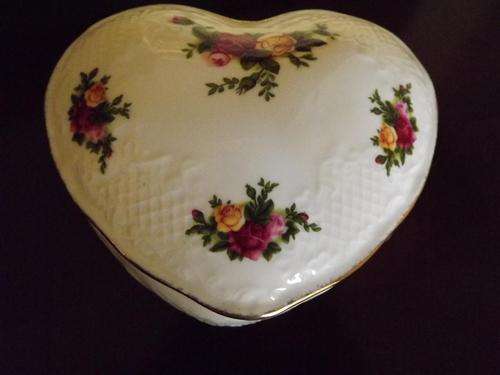 ROYAL ALBERT 'OLD COUNTRY ROSES' 1962 STAMPED ENGLAND LARGE HEART SHAPED LIDDED TRINKET BOX