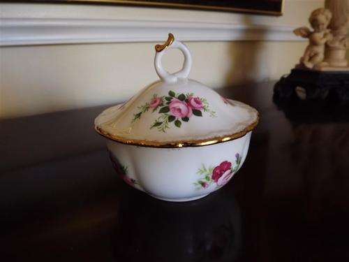 ROYAL ALBERT FLOWER OF THE MONTH SERIES - LARGE SUGAR BOWL WITH FITTED LID & HANDLE - BEAUTIFUL !