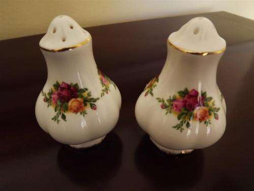 ROYAL ALBERT  OLD COUNTRY ROSES  DESIGN  WITH GOLD TRIM  SALT AND PEPPER SET