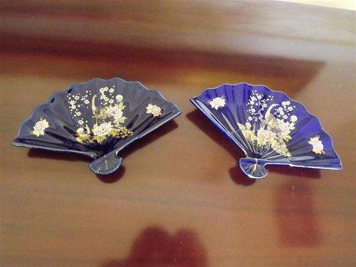 ANTIQUE PAIR ORIENTAL/CHINESE HAND PAINTED AND SIGNED BLUE FANS DISPLAY PLATE WITH GOLD PEACOCK