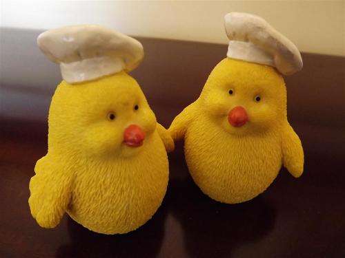 VINTAGE LITTLE CHICKEN  WITH A CHEF HAT  SALT AND PEPPER SET - TOO CUTE !