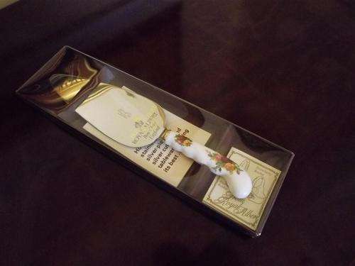 ROYAL ALBERT 'OLD COUNTRY ROSES ' 1962 DESIGN LARGE CAKE KNIFE / SERVER  PORCELAIN HANDLE IN BOX