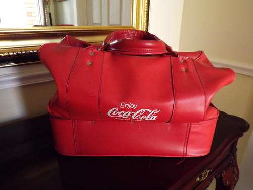 R1.00 start on COLLECTORS VINTAGE LARGE RED AND WHITE  COCA-COLA  COLLECTORS SPORTS/ TOG/BOWLERS BAG