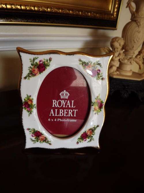 RARE ROYAL ALBERT 'OLD COUNTRY ROSES'   BONE CHINA PHOTO FRAME WITH GLASS IN THE FRAME.