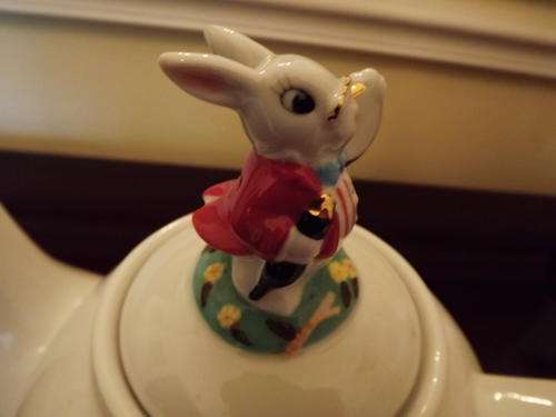 BEAUTIFUL COLLECTORS  WHITE 'ALICE IN WONDERLAND MAD HATTERS TEA PARTY' THEMED TEA POT - STUNNING !