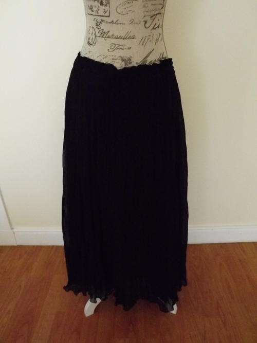 Ladies Donna Claire Black Lined Elasticated waist Pleated Flair Skirt - Size 18 - never worn