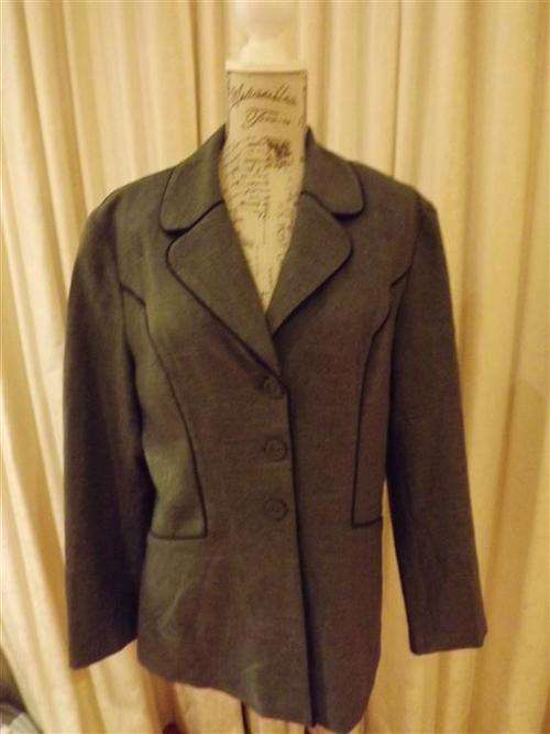 LADIES FOSCHINI WORLD WIDE WEAR LONG SLEEVE STYLED JACKET IN GREY WITH BLACK PIPING TRIM - SIZE 16