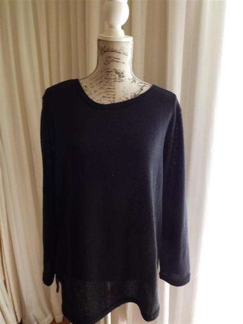 LADIES  BLACK LONG LENGTH JERSEY WITH LONG SLEEVES AND ROUND NECKLINE . SIZE EXTRA LARGE - XL