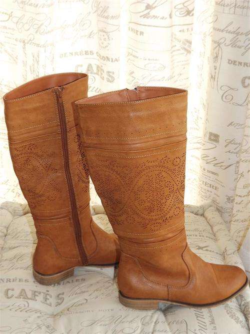 LADIES LONG TAN/CARAMEL COLOUR STUNNING PUNCHED DETAIL LEATHERETTE BOOTS- SIZE 3