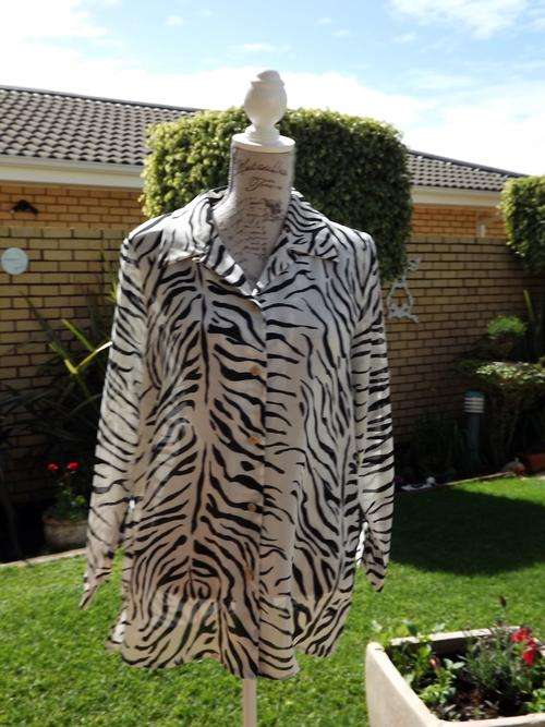 R1.00 start NEW BEAUTIFUL  LADIES WHITE  AND BLACK ANIMAL PRINT WITH LONG SLEEVES-SIZE LARGE