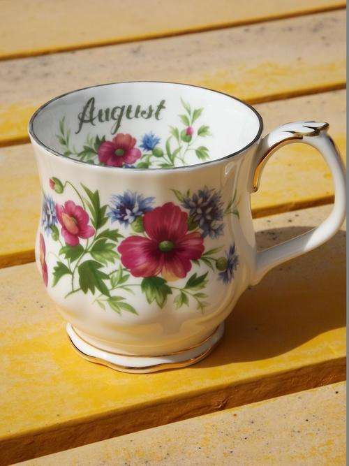 BEAUTIFUL ROYAL ALBERT-  FLOWERS OF THE MONTH- AUGUST COFFEE MUG / CUP - Poppy