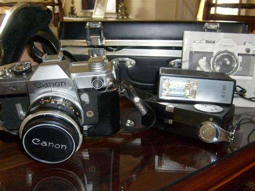 CANON FX 35mm SINGLE LENS REFLEX CAMERA IN A PADDED CASE WITH MOULDED LEATHER CASE & FLASH, ETC