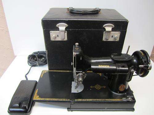 What a find!!! Vintage "SINGER Made in Britian" Sewing Machine with Original Carry Case!