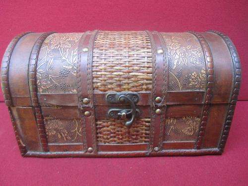 Beautiful Small Trinket Box made of Intricately Gilded Leather & Wicker!