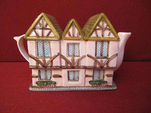 Delightful & Enchanting "THE KINGS ARMS" Pub Teapot! What a conversation piece!