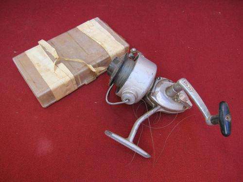 Awesome Point Sportsman Quality Tackle 270-79 Reel (Made in Japan) with a box of hooks!