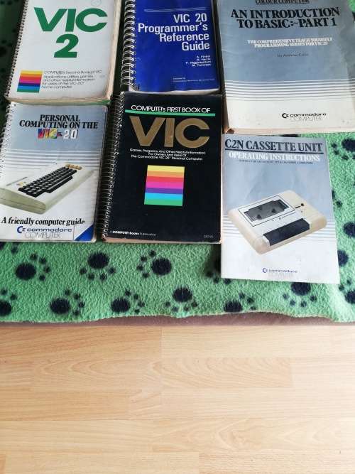 VIC 20 COMMODORE MANUALS