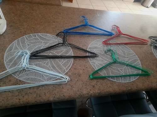 20 Wire Hangers R1 start bid