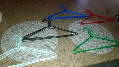 20 Wire Hangers R1 start bid