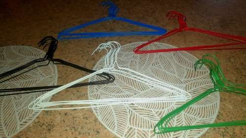 20 Wire Hangers R1 start bid