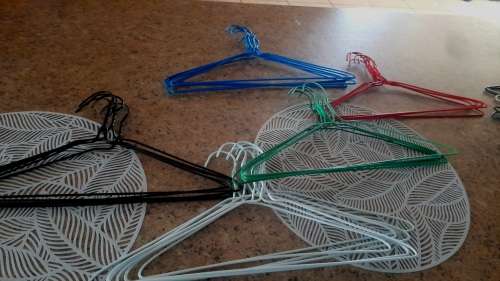 20 Wire Hangers R1 start bid
