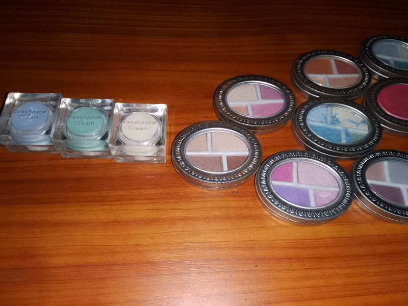 MAKEUP BUNDLE SALE VARIOUS MAKEUP PALETTES WITH  BAG
