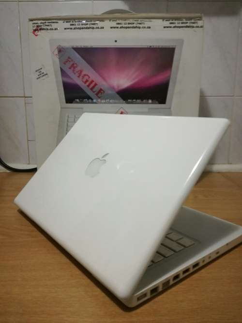 **ORIGINAL APPLE BOX**APPLE MACBOOK A1181 2008/9 MODEL**13'' SCREEN**VERY GOOD CONDITION**