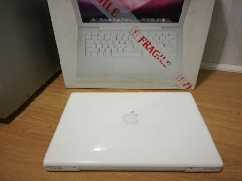 **ORIGINAL APPLE BOX**APPLE MACBOOK A1181 2008/9 MODEL**13'' SCREEN**VERY GOOD CONDITION**