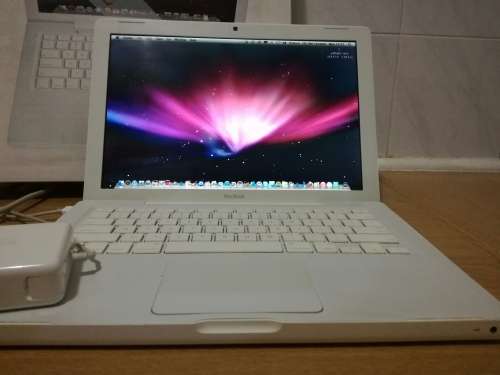 **ORIGINAL APPLE BOX**APPLE MACBOOK A1181 2008/9 MODEL**13'' SCREEN**VERY GOOD CONDITION**