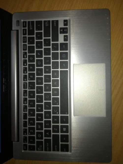 1st*TOUCHSCREEN*ASUS VIVOBOOK X202E*9/10 CONDITION*OFFICE 2016*
