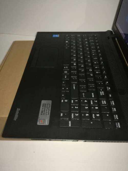 *IMMACULATE*9.5/10 CONDITION*TOSHIBA BLACK C50-1871*5TH GEN*i5-5200u*1000gb HDD*nVIDIA GRAPHICS*