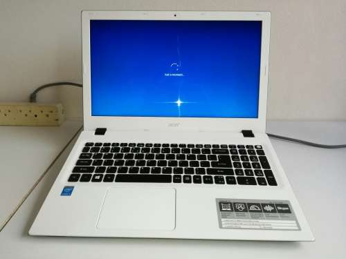 *Brand New Condition*ACER ASPIRE E15*i3-5005U*IN WARRANTY*1000GB*5th Generation*OFFICE2016