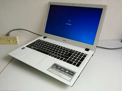 *Brand New Condition*ACER ASPIRE E15*i3-5005U*IN WARRANTY*1000GB*5th Generation*OFFICE2016