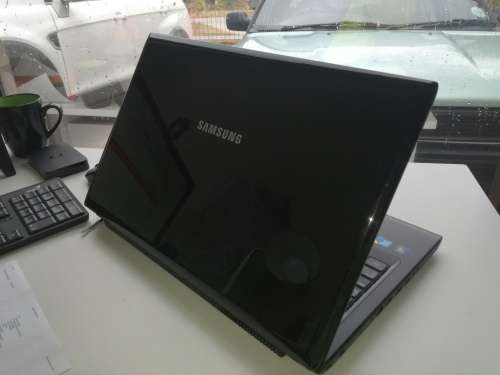 *late entry*MASSIVE 17.3" SCREEN*SAMSUNG NPR720*INTEL(R)CORE(TM)DUO T6500*AMD RADEON*4GB RAM*500GB*