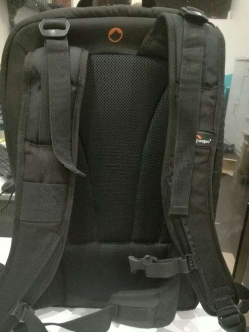 *LOWEPRO BACKPACK*MULTIPLE CAMERA ACCESSORY COMPARTMENTS*IDEAL FOR PHOTOGRAPHERS*