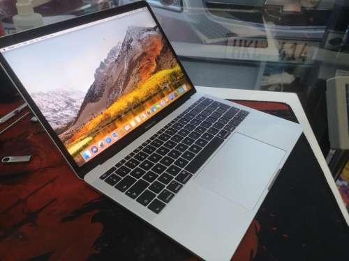 MASSIVE PRICE DROP!*2017 MACBOOK PRO*CORE i5*8GB RAM*256GB SSD*RETINA2560X1600*IRIS PLUS GRAPHICS*