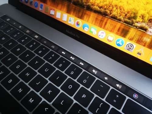 Massive price drop*MACBOOK PRO 15"TOUCHBAR*2017*i7-7700HQ*16GB RAM*256GB SSD*97 CYCLES!*RADEON PRO*