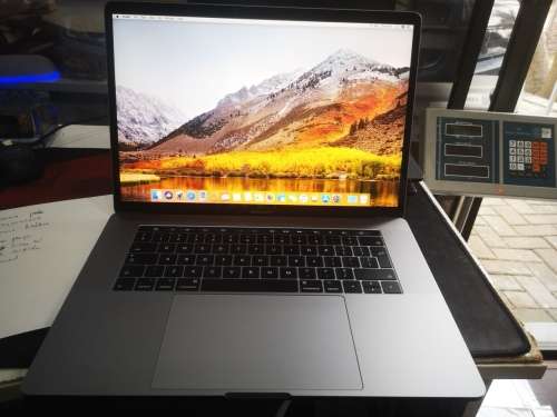 Massive price drop*MACBOOK PRO 15"TOUCHBAR*2017*i7-7700HQ*16GB RAM*256GB SSD*97 CYCLES!*RADEON PRO*